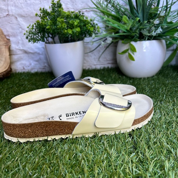 BIRKENSTOCK
Madrid Big Buckle
Natural Leather Patent
Yellow/High Shine Butter - Picture 10 of 17